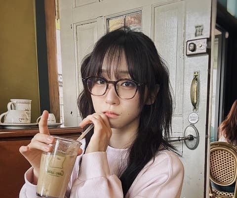 伊織もえが韓国での”ゆるゆる”カフェタイムショットを投稿！オフな雰囲気にファンから「可愛い」の声が殺到