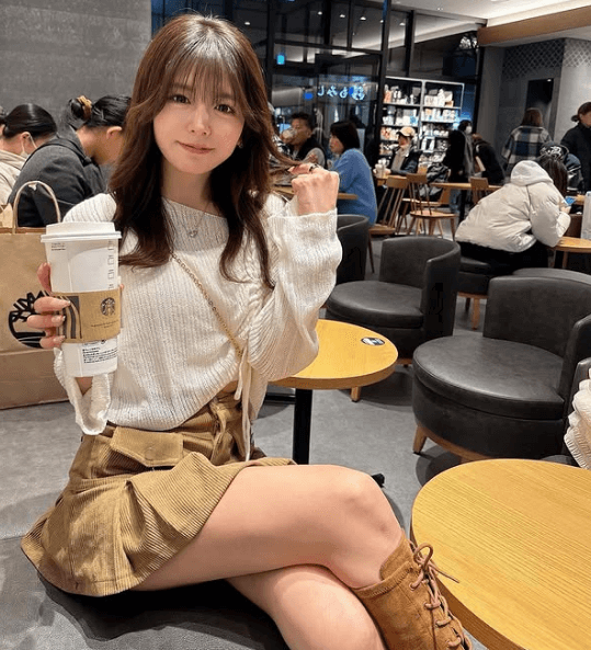 「喫茶店に居る貴女は、少々目立ちすぎた」あの爆食クイーン、世界的人気カフェで”ウエスタンブーツ・ショット”を披露しファン歓喜！