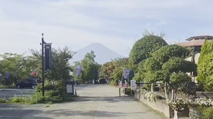 爽快な朝！漫談家・綾小路きみまろ、河口湖散歩で富士の絶景を堪能