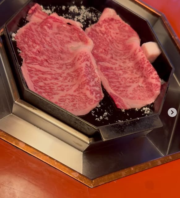 女優・夏木マリ、肉を焼く動画を公開！「頂いた元気の元！」