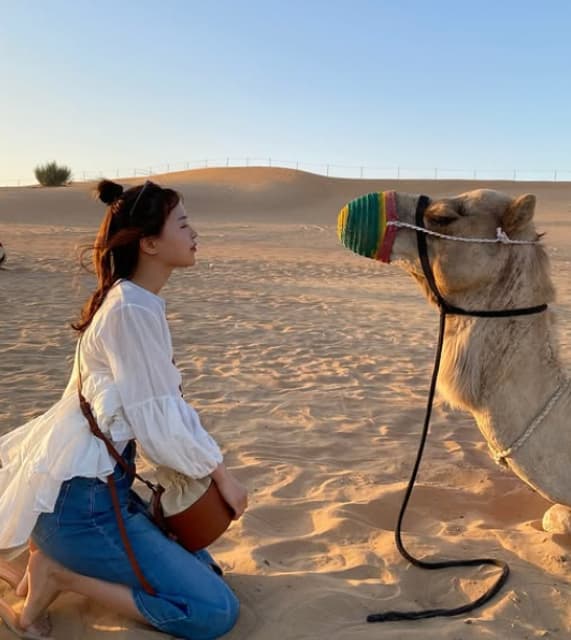 モデル・新田さちか ラクダとの2ショットを披露！「可愛いです」「お洒落で素敵」と話題に！