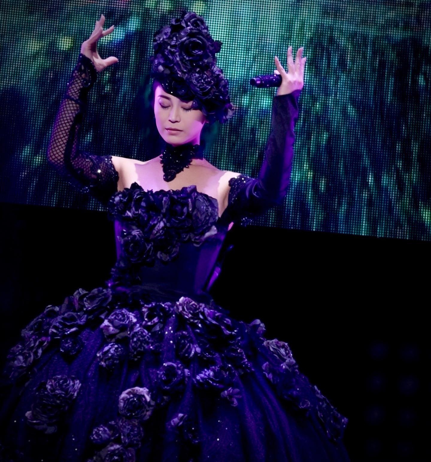 活動休止もフォロワー急増中 氷川きよしのドレス姿が「美人すぎる」と話題💕