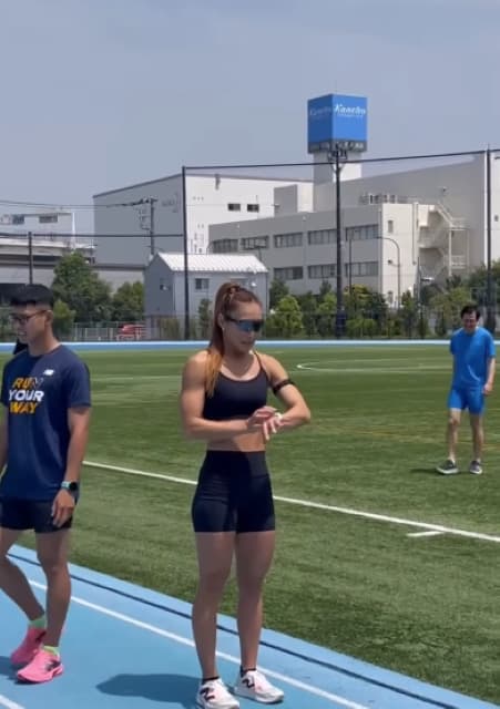 フィットネストレーナー・AYAが豪華メンバーとともに苦手な“走り”を練習