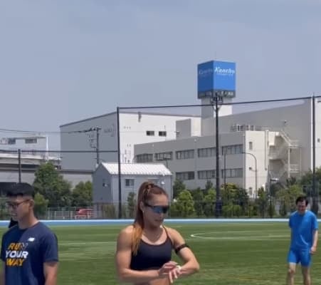 フィットネストレーナー・AYAが豪華メンバーとともに苦手な“走り”を練習