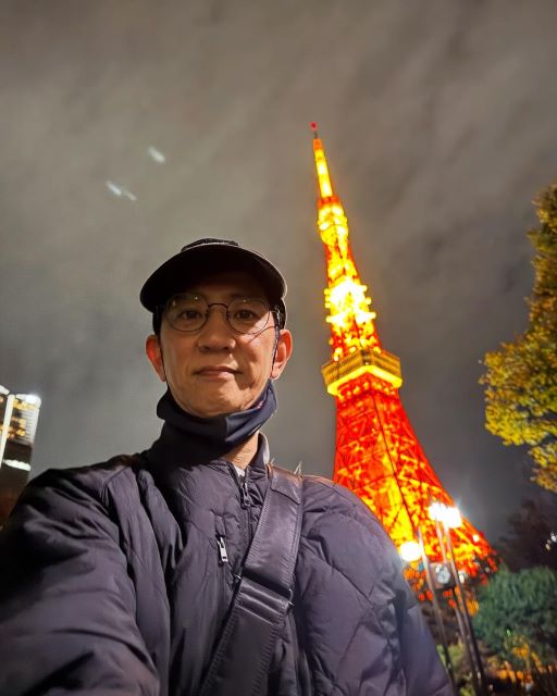 「お笑いも東京タワーもベタが1番いーわ」アンタ柴田、一番好きな色のタワーバックにパシャリ！