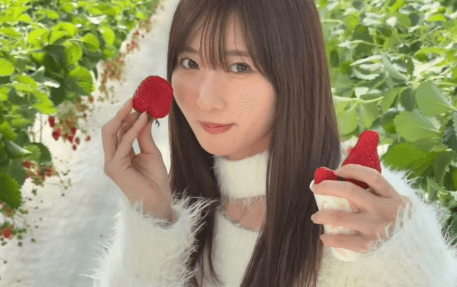 「アイドルだね！」激カワ野球女子、イチゴ農園にて”あなたと私・さくらんぼ”ショットムービーを披露！ファン歓喜「センスあるわ」