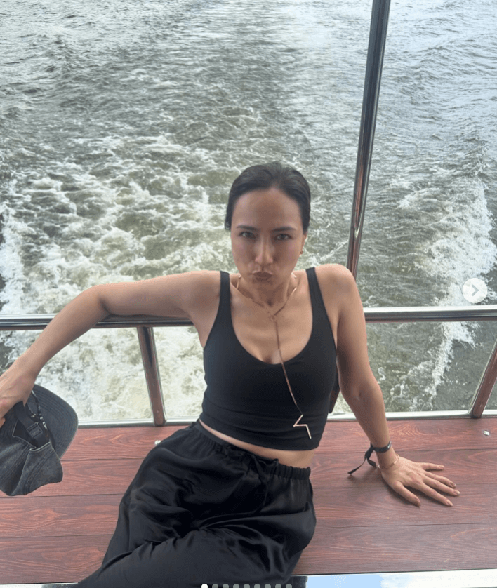 佐田真由美　オシャレ黒コーデで　〇〇ランチ