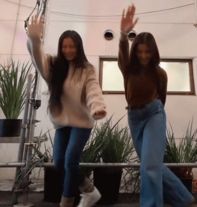 「そのダンス、流行ってるのカナ…？」マッスルラウンドガール、美女との”ぶりっ子・ダンス”披露が話題「ウェイ！」