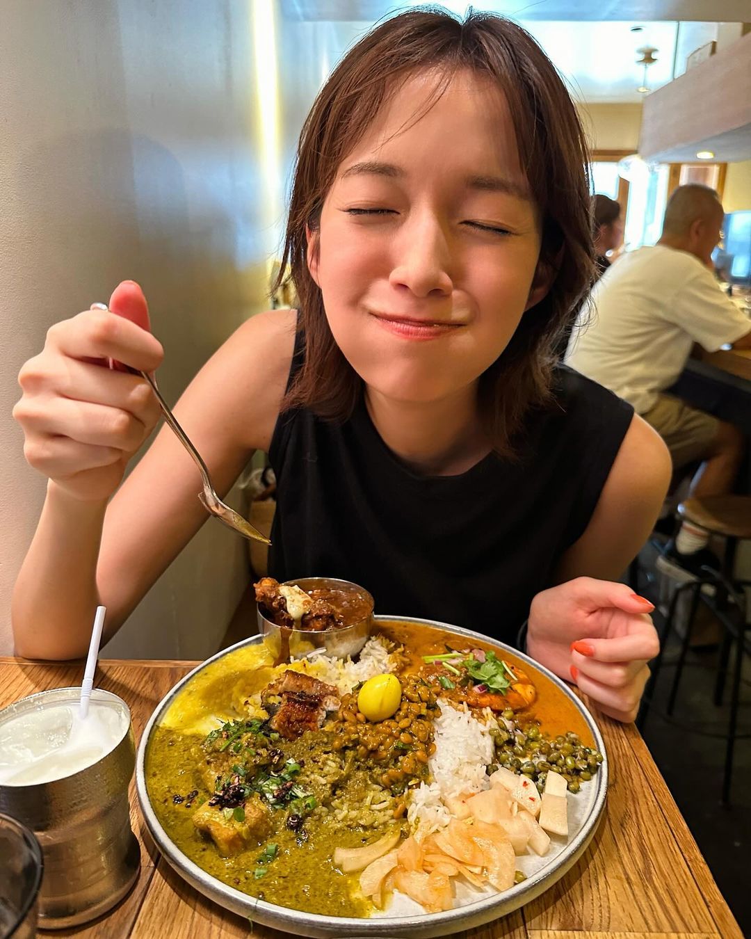 「イケメンすぎる」佐藤栞里、髪をかき上げカレーを食べる姿が話題に