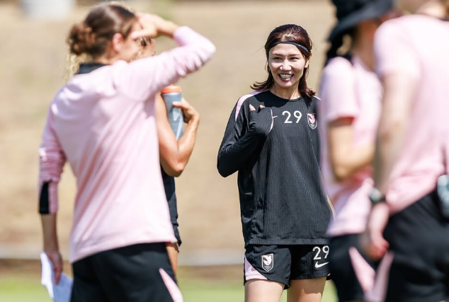 美女サッカー選手・守屋都弥、コートで魅せた”美的ショット＆練習中フォト”を披露！「日本から応援してます」