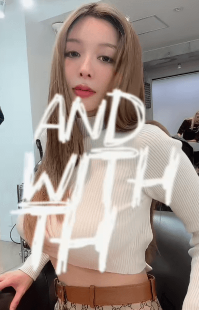 100万フォロワー超セレブリティ美女、ハイブランドプール＆マタニティ盛りだくさんの1年振り返りムービーに反響続出！