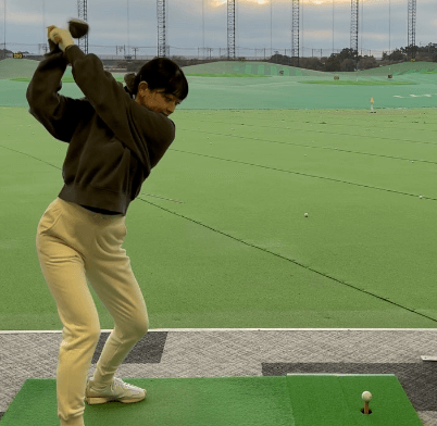 「ぶんぶん丸参上！！」美しすぎると話題のゴルファー、パワフルスイングを披露しファン熱狂！「凄い音だ」