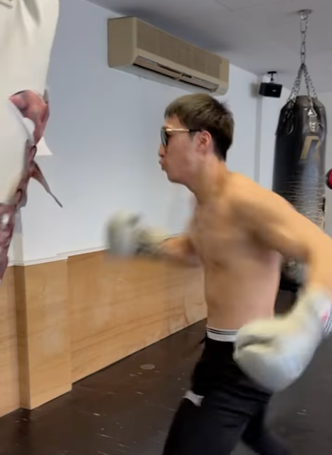 「音ヤバい」安保瑠輝也 サンドバッグを打ち込む映像が話題に