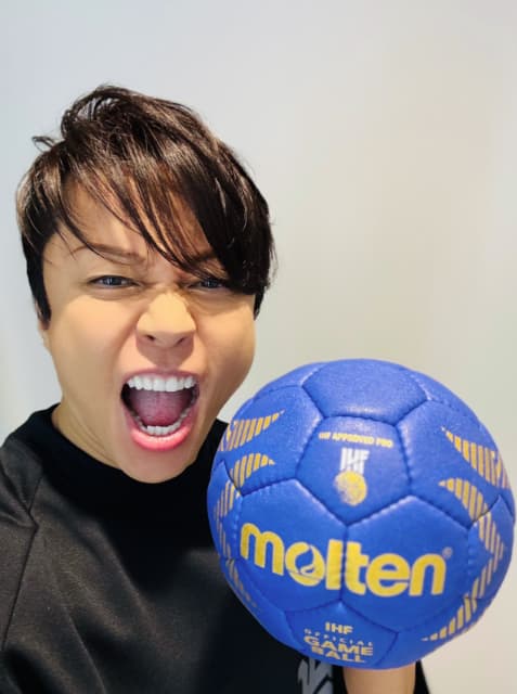 「いざ！」アーティスト・西川貴教がハンドボールを片手に叫ぶ！