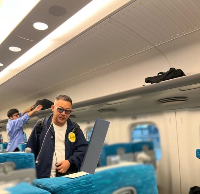 「怖い人だ…」お笑い芸人 吉住が芸人仲間の”いかつい”姿を激写