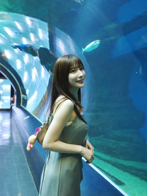 「イルカは天才 オキゴンドウは鯨」あの"美人すぎるラウンドガール"、水族館で見せた無邪気スマイルにファン歓喜！