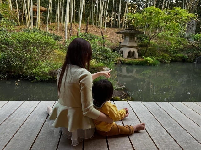 じっとできないイヤイヤ期すら抱きしめながら静寂の庭に愛を刻む母のまなざし