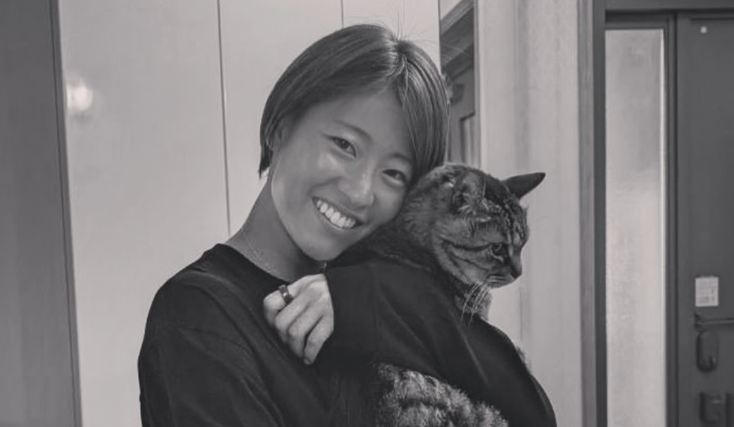 「癒しの笑顔」石淵萌実、トラ柄猫を抱いた“片想いショット”を披露！