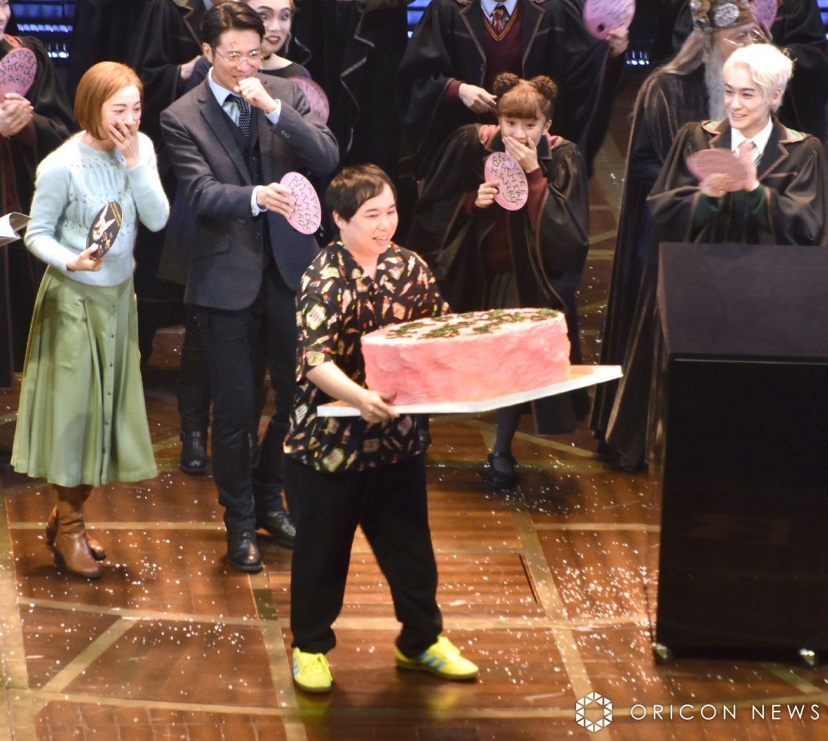 霜降り明星・せいやがハリーポッターの誕生日イベントにサプライズ登場！「赤ちゃんにしか見えない」