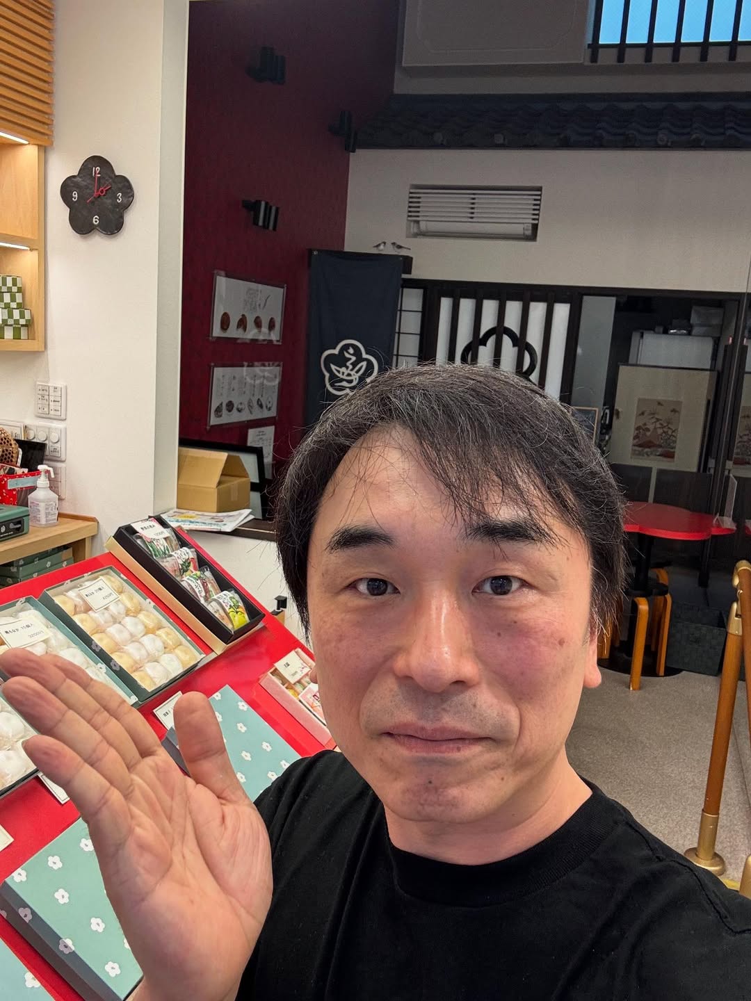 「どら焼き発祥のお店！？」関智一、老舗和菓子屋で癒しの時間を過ごす姿に反響