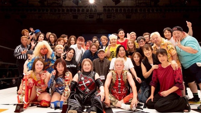 後楽園ホールにレジェンド集結！堀田祐美子40周年大会、豪華ショットに感動の声