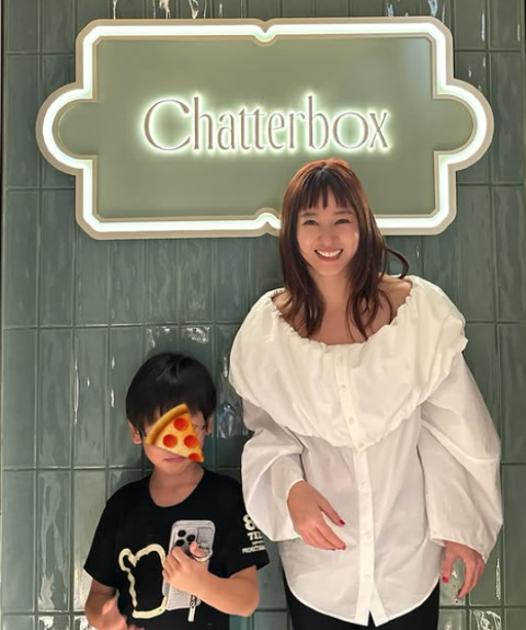 元AAAの伊藤千晃、息子とシンガポールを満喫