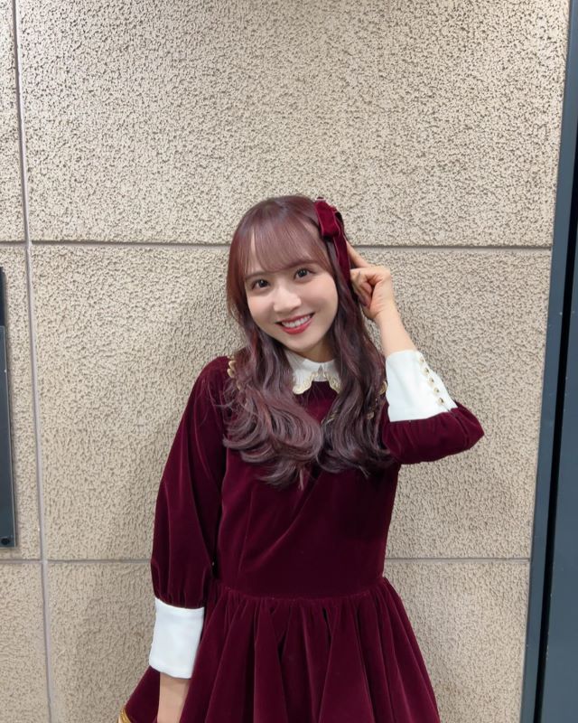 乃木坂メンバー佐藤楓がCDTVオフショットを披露！赤髪に注目集まる👀