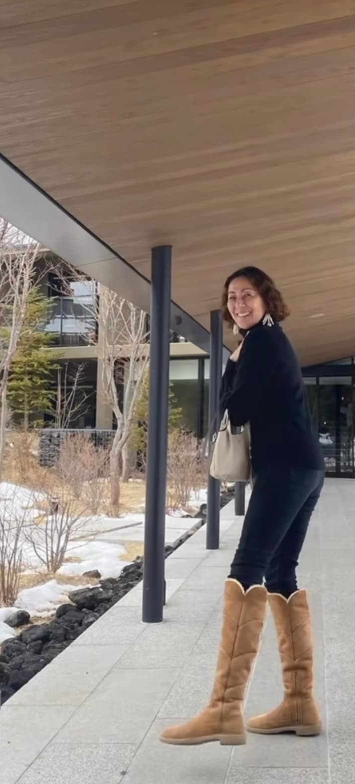 「スタイリッシュバツ軍ですね♡」RIKACO、軽井沢でのお洒落コーデショットにファン魅了！