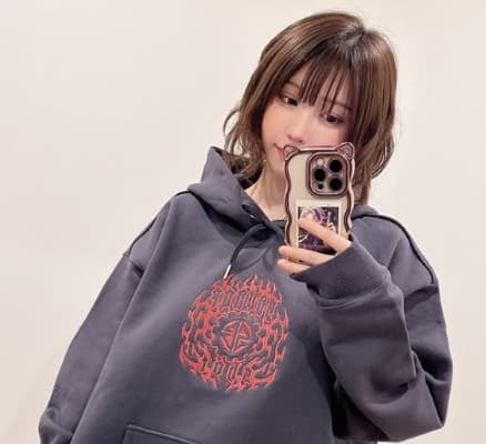 パーカー着てるだけだよね？えなこ、なぜかセクシーな雰囲気が漂う