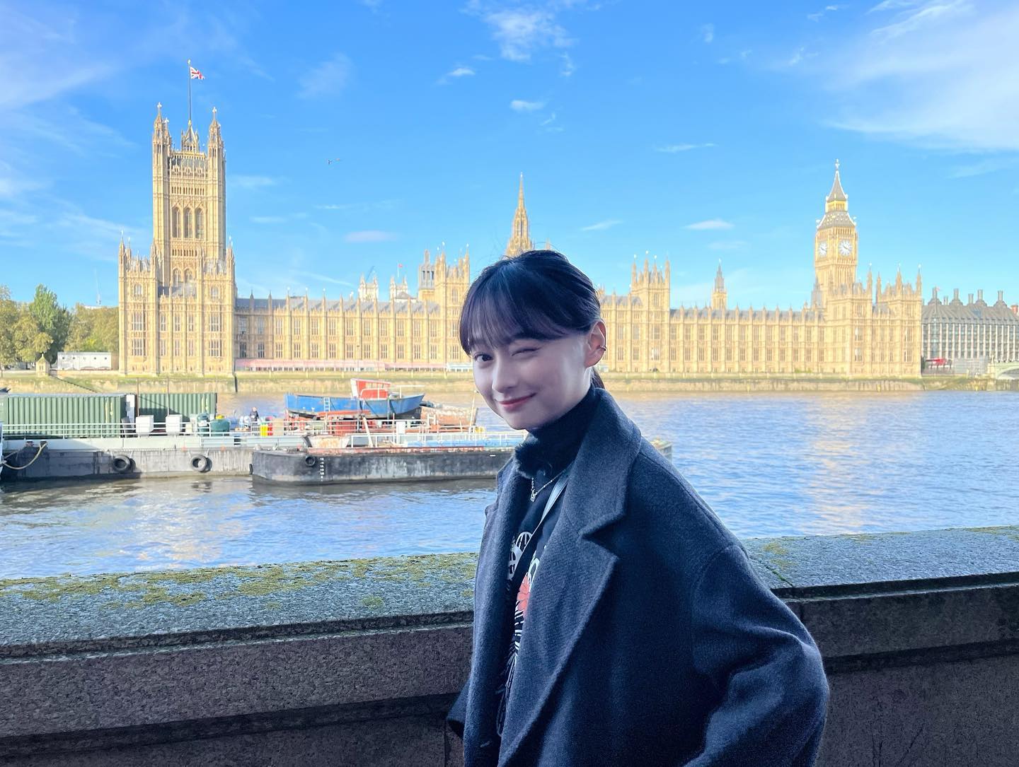 影山優佳がオフショット公開👀✨快晴のロンドンで笑顔見せる🌞