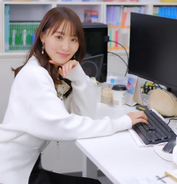 菅井友香がコントローラー片手にお茶目な表情💖