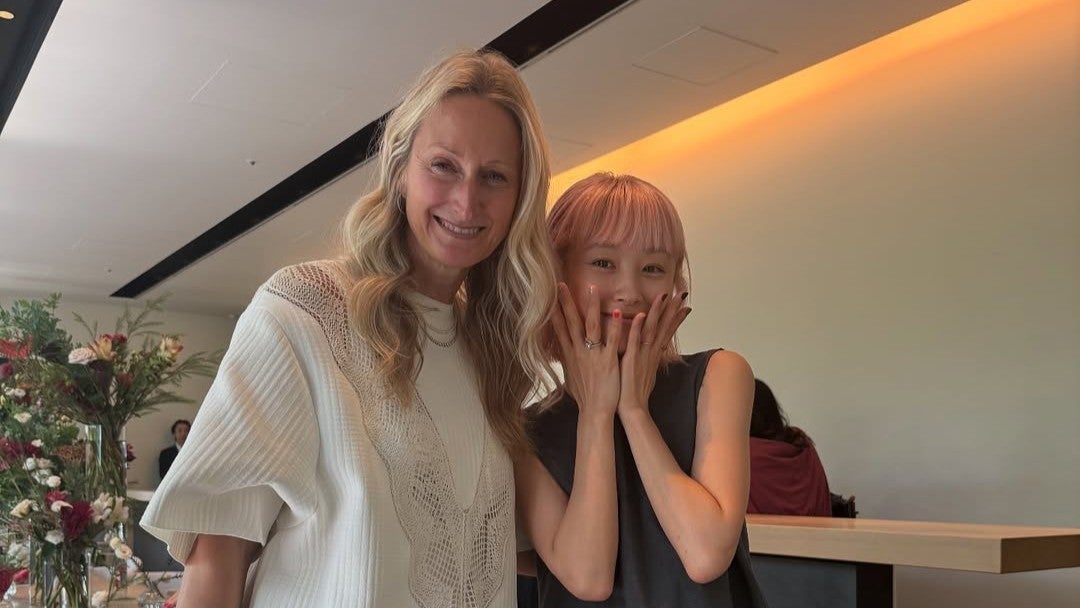 “至福の笑顔”が話題…元トップアイドルが魅せた華やかな交流ショット