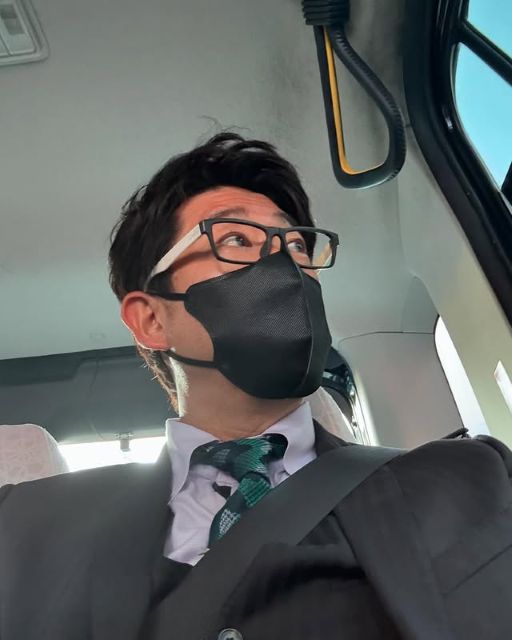 「蛇柄っぽいやーつ」原口あきまさ、干支柄？ネクタイにスーツでキメた自撮りがイケオジ良すぎる！