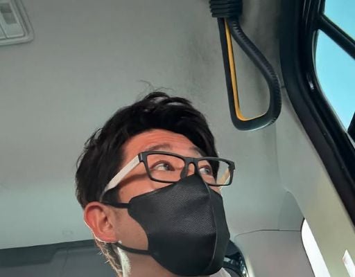 「蛇柄っぽいやーつ」原口あきまさ、干支柄？ネクタイにスーツでキメた自撮りがイケオジ良すぎる！