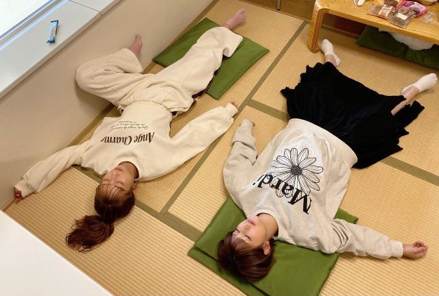 矢口真里、辻ちゃんとの寝転びショット公開👀「白目になるまで本当にお疲れ様でした」