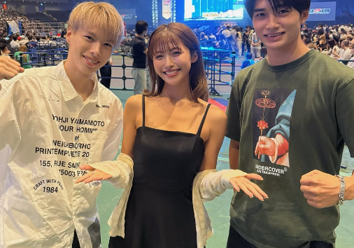 「若い青年に挟んでもらって」美女トレーナー、格闘技イベにGO！”会場・エナジーショット”にファンTKO「可愛いすぎるじゃないか」