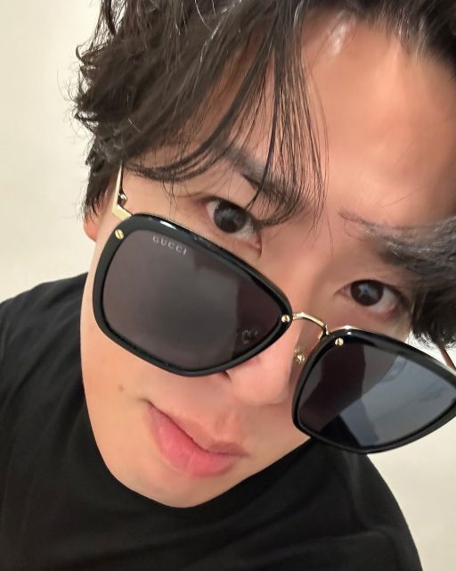 Snow Man・宮舘涼太、近距離ショットを公開しファン悶絶