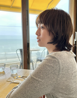 超人気モデルが激変 「雰囲気だいぶ変わった」「めっちゃ可愛い…」髪を”10センチ”以上カットのイメチェンショット公開