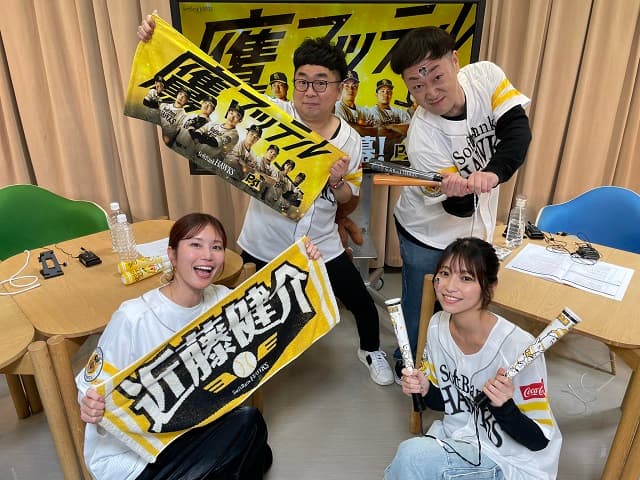 開幕目前！元HKT48メンバーが稲村亜美らとホークスユニ姿を披露