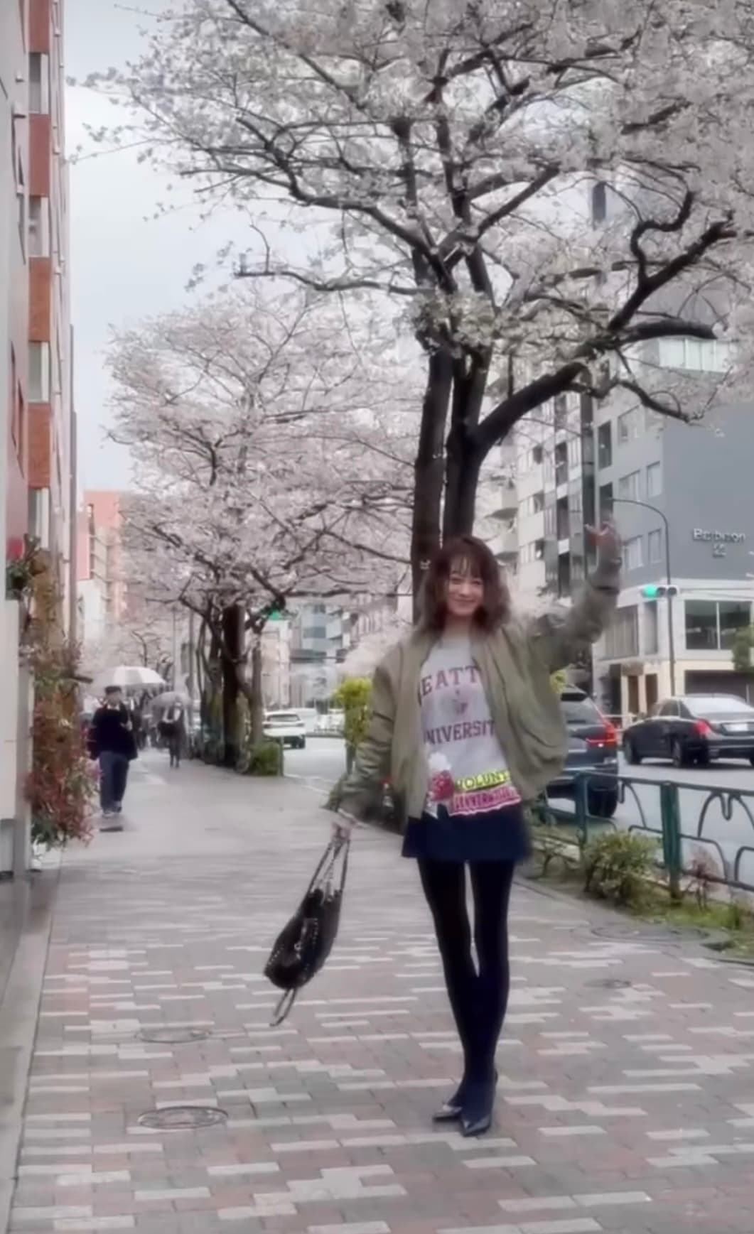 スタジオ前の桜並木にテンションが上がる西山茉希にファンうっとり！「かわいい♡」