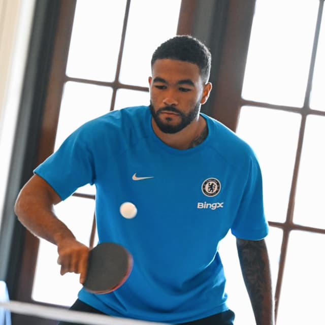 チェルシーFCが公開した写真…なぜサッカー選手が卓球！？