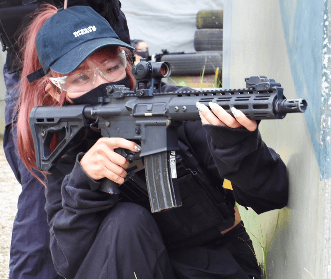 「撃ち抜いてちょう〜だい！」カービング美女子・吉村美乃梨、全ファンの意表を突く”サバゲー女子”コスを披露に反響続出！