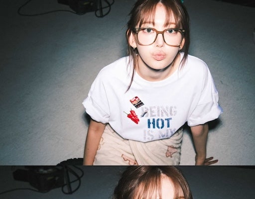 LE SSERAFIMの宮脇咲良が自身のインスタグラムで茶色い縁のメガネ姿を公開