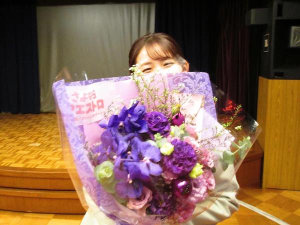 『さよならマエストロ』最終回を迎える。久間田琳加、花束を抱えて満面の笑み