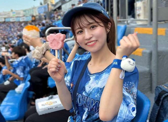 「可愛い！」野球美女子、”スターナイト限定のドローンショー”に感激！スタジアム美ショットも披露しベイスターズファン歓喜