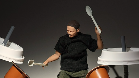 話題の“ドラム演奏”が眠気を吹き飛ばす！田中達也の新作がユーモア満点と話題に