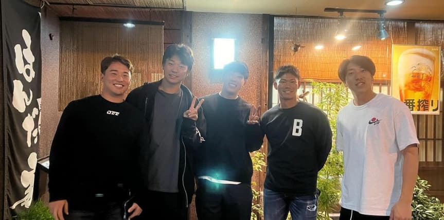 楽天藤平、他球団の同世代選手との集合写真を掲載！