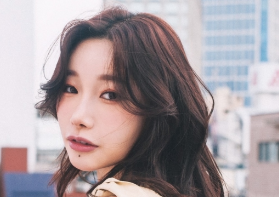 三葉ちはる、ビルの屋上で幻想的ショット公開「何気ない時間を大切に」