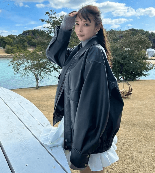 「どの写真もすごく可愛い〜！」話題の美女ドラマー、白ミニ美脚姿の”絶景湖畔・ロマンティックショット”を披露！ファン夢心地