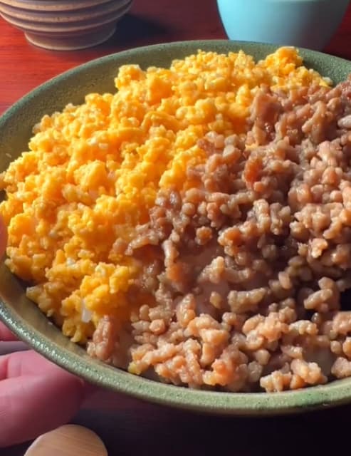 半熟卵が燦爛と輝いている！？料理研究家・けんた食堂が作る「そぼろご飯」